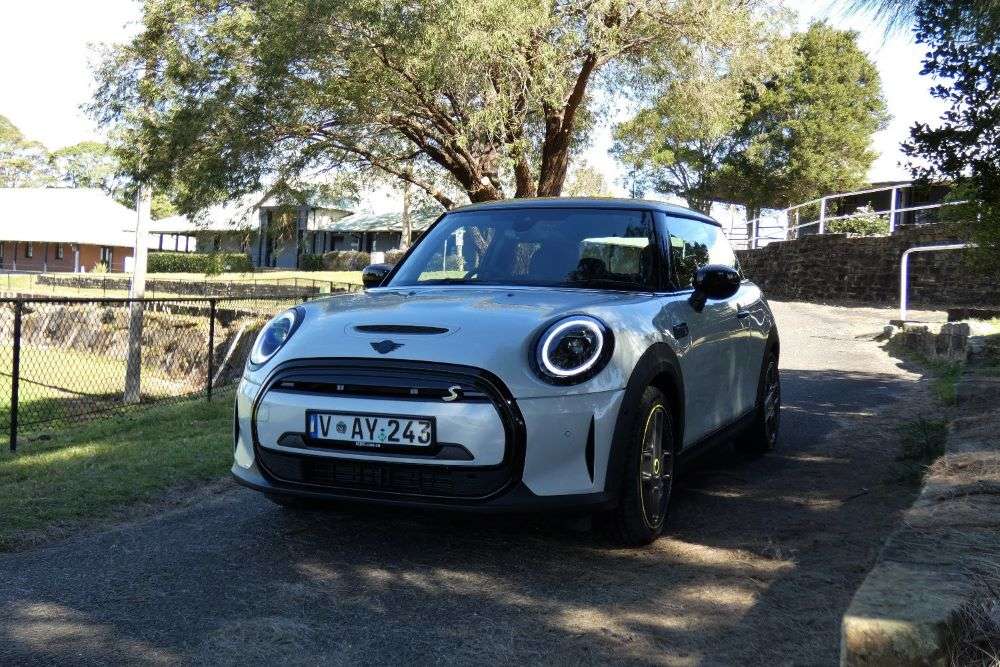 2023 MINI Cooper SE Review image